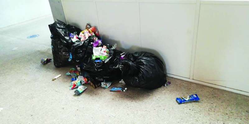 أكياس القمامة في ممر إحدى المدارس