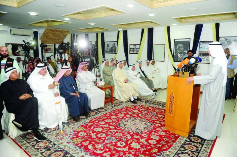 السعدون متحدثاً في حفل تأبين الراحل الخطيب 	(تصوير سعود سالم)
