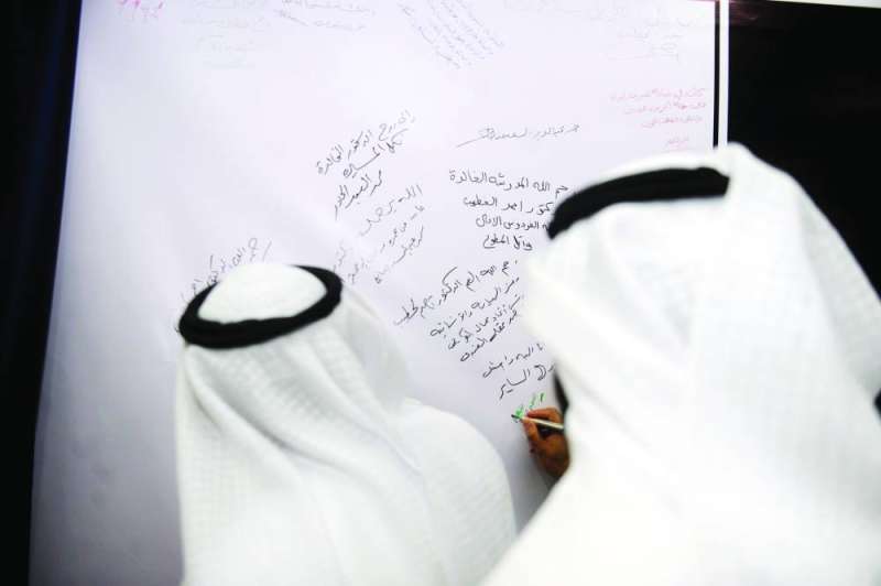 التوقيع على صحيفة تأبين الخطيب