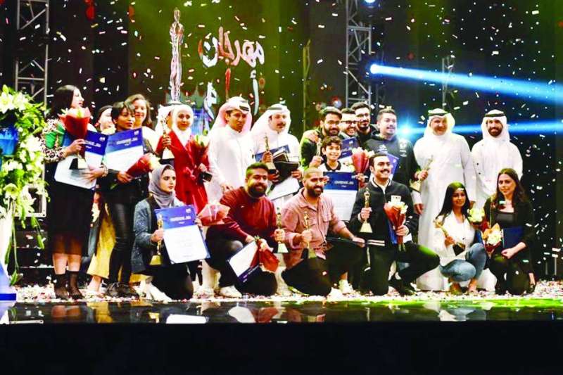 
المكرمون في لقطة جماعية
