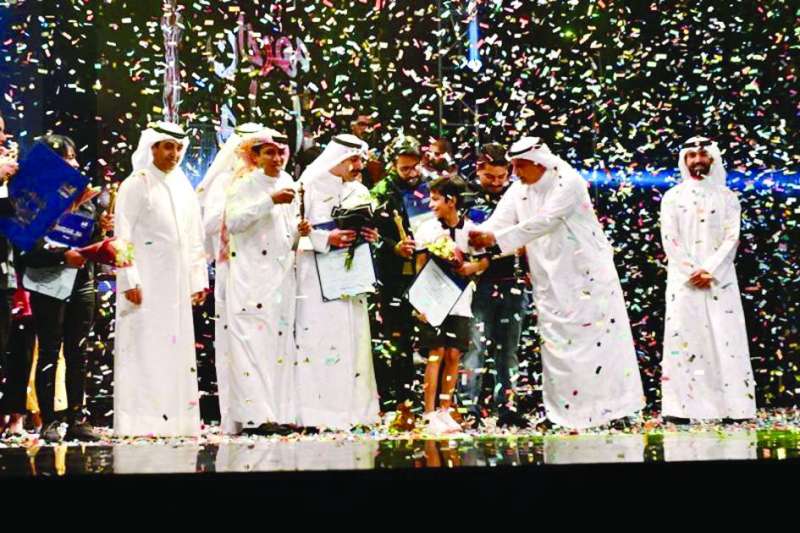  الطفل الفنان راشد الراشد يتسلم جائزته