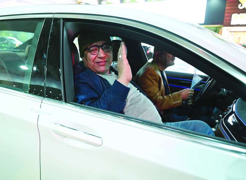 
فؤاد يحيّي عدسة «الراي»	 (تصوير نايف العقلة)
