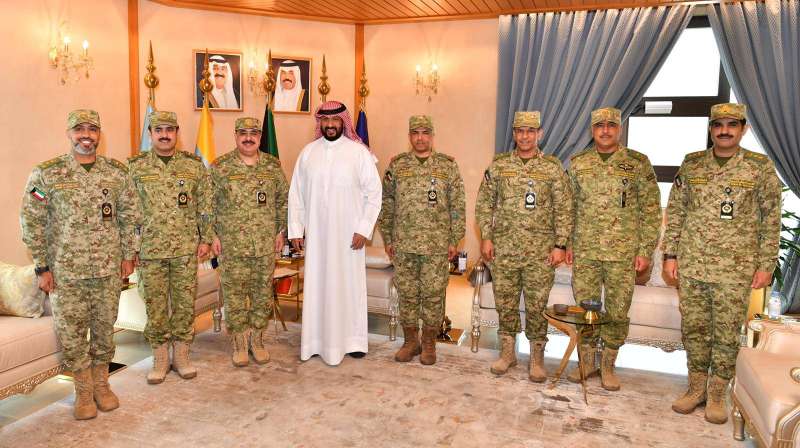 وزير الدفاع: تعزيز التعاون والعمل الجماعي المشترك بين مختلف القطاعات العسكرية في الـبلاد
 