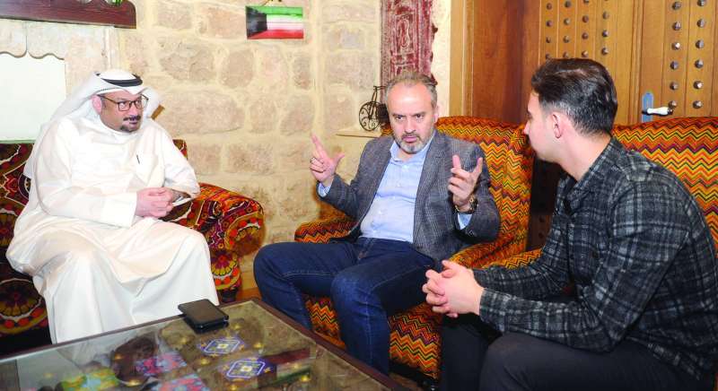 أقطش لدى لقائه مع الزميل ناصر الفرحان	 (تصوير سعود سالم)
