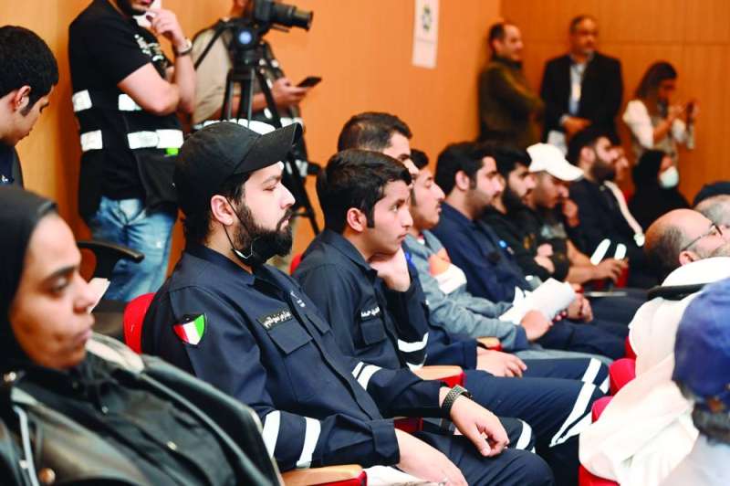 كوادر معهد الطاقة منصتون للمتحدثين عن المياه في الكويت