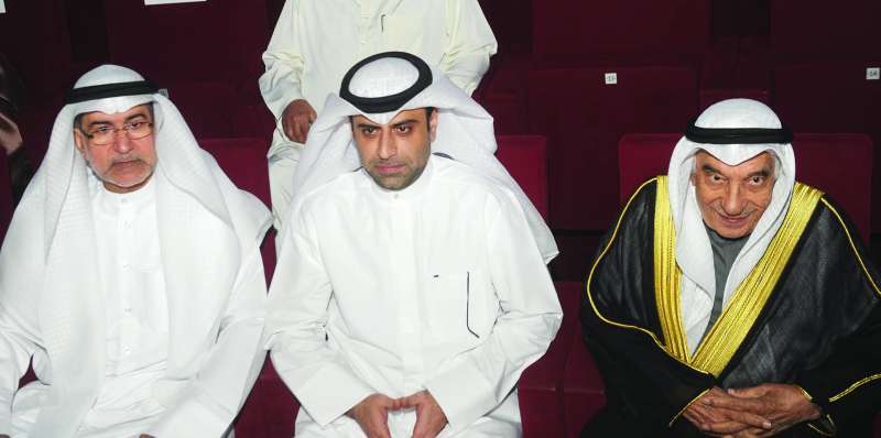 روح الدين يتوسط بشارة والأنصاري	 (تصوير سعود سالم)