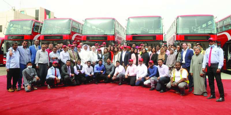 لقطة جماعية للمسؤولين وكوادر العمل في «سيتي باص»