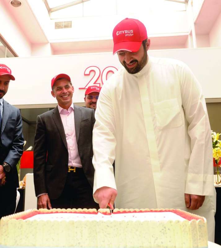 قطع قالب حلوى الاحتفالية
