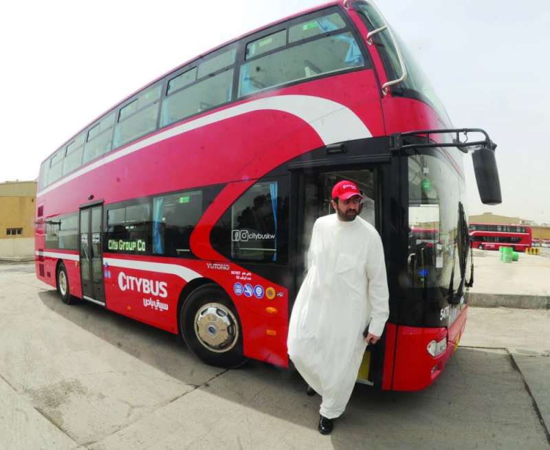 مرزوق بودي أمام إحدى حافلات الشركة
