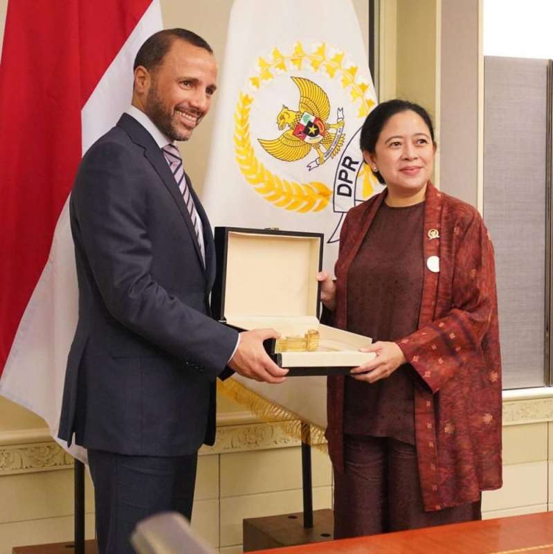 رئيس مجلس الأمة ونظيرته الإندونيسية
 