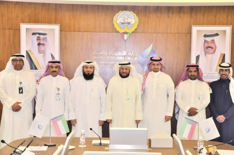 الفريج متوسطاً وفد وزارة الطاقة السعودية ومسؤولي قطاع خدمات العملاء
