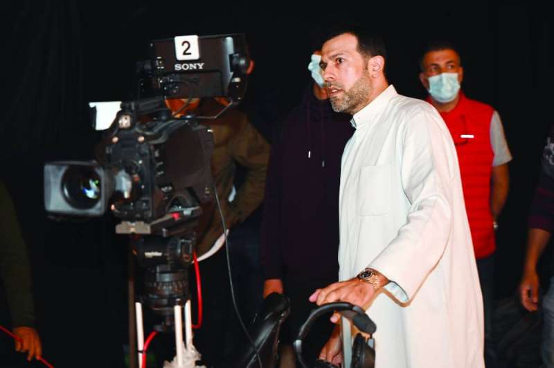 المخرج علي حسن خلف الكاميرا