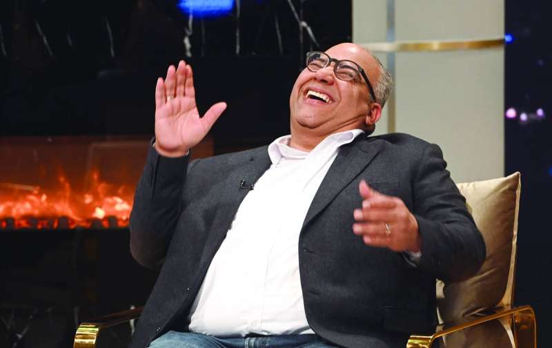 بيومي فؤاد ضاحكاً خلال حلقته
