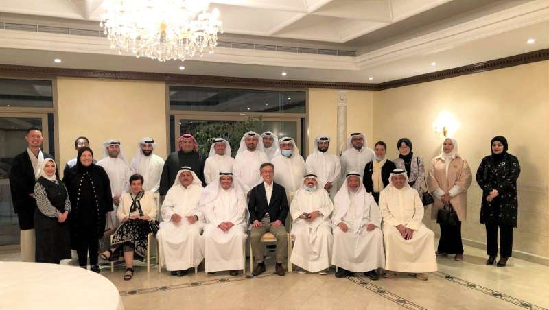 السفير الياباني يتوسط الطلبة القدامى 