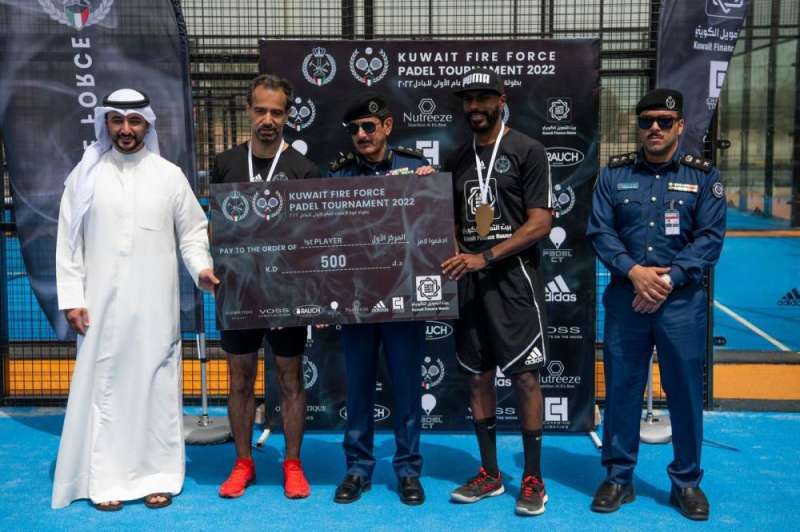 المكراد يسلم الفائز جائزته