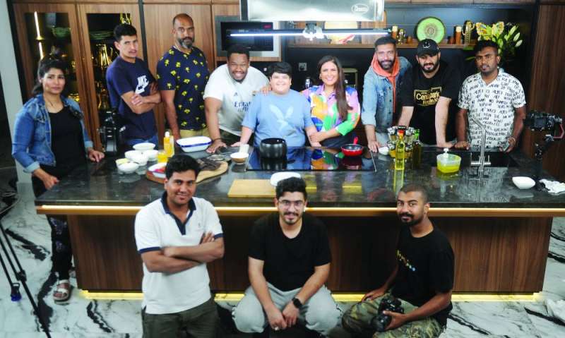 
صورة جماعية لفريق العمل 	 (تصوير سعود سالم)