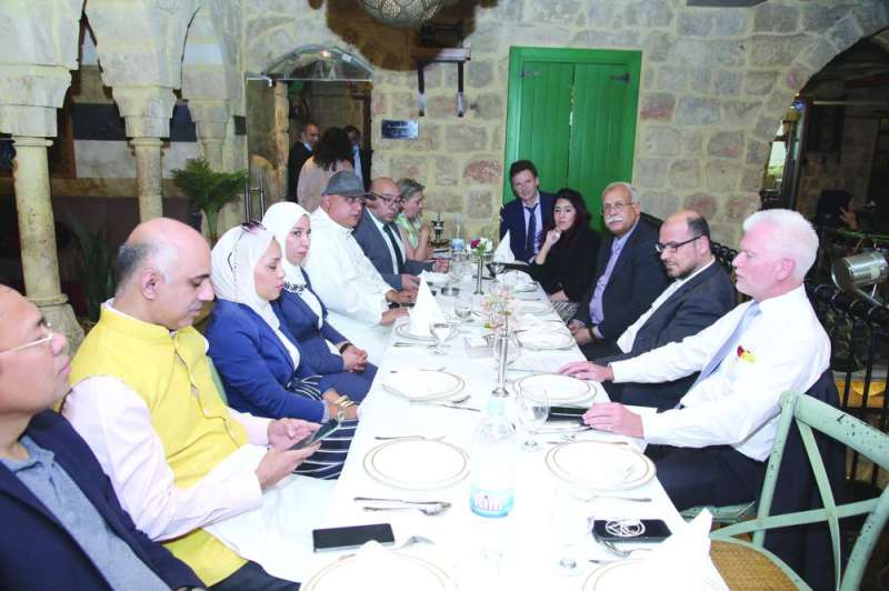 السفيرالألماني مع الإعلاميين على مائدة الغداء