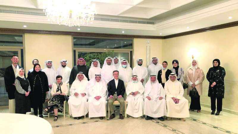 
السفير الياباني وقدامى الطلبة في لقطة جامعة
