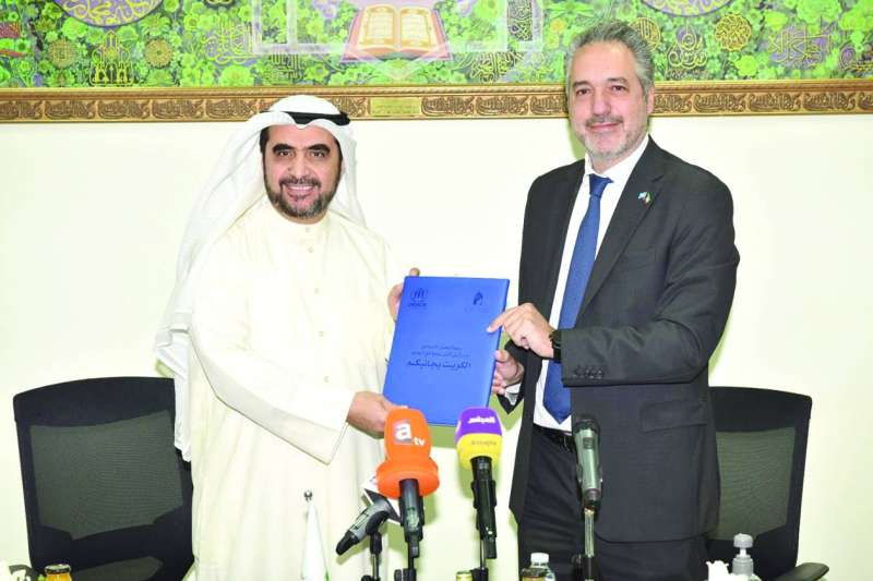 السميط والنقيب عقب توقيع الاتفاقية
