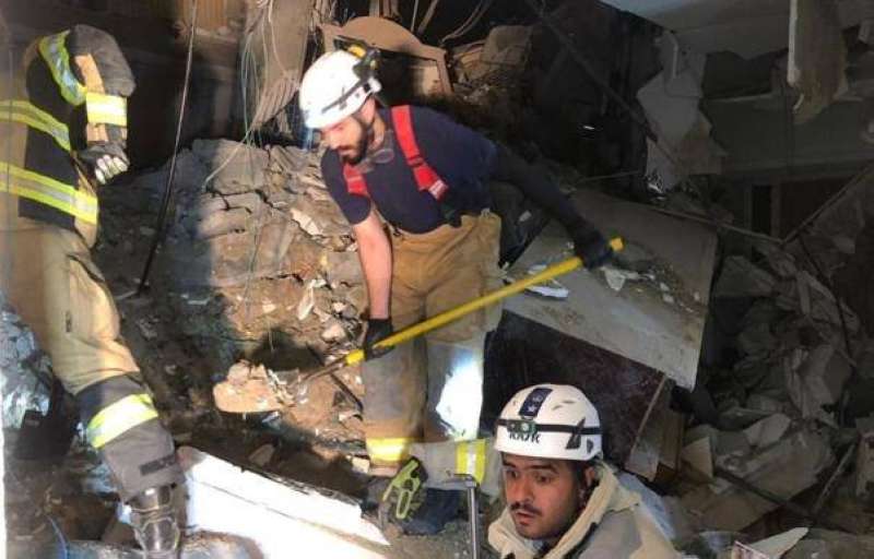 قوة الإطفاء تتعامل مع المنزل المنهار