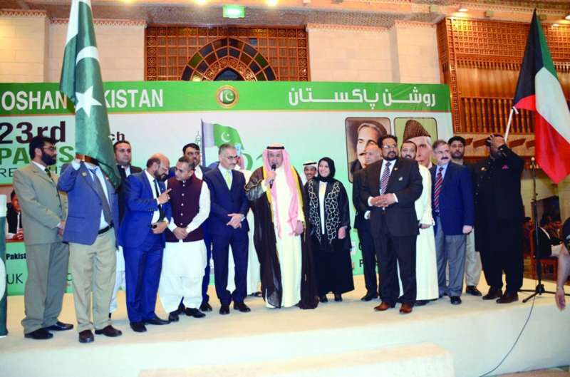 المستشار السابق بالديوان الأميري الشيخ دعيج العلي متحدثاً للحضور