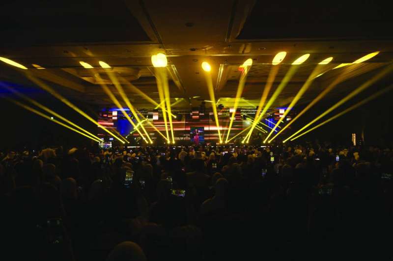 الجمهور ملأ القاعة