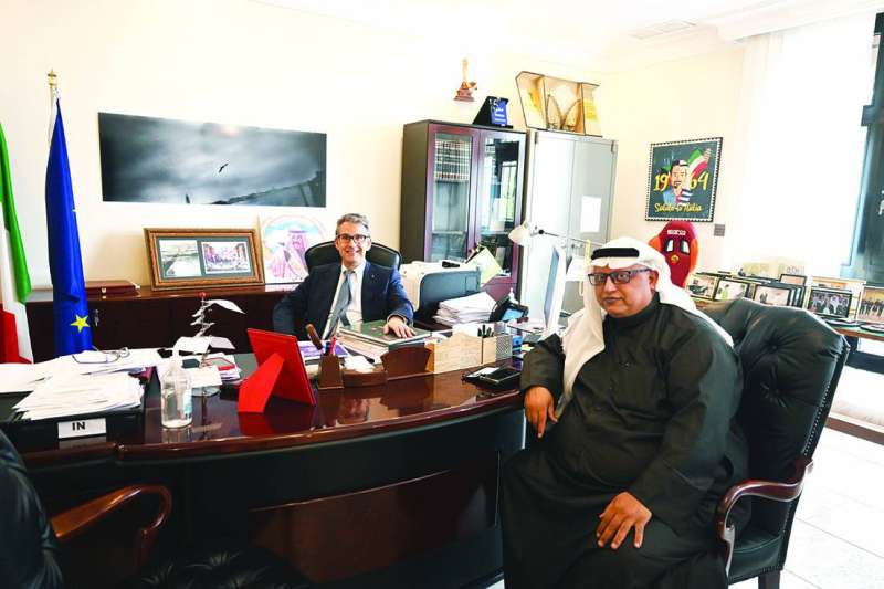 
السفير الإيطالي خلال لقائه مع الزميل خالد الشرقاوي
