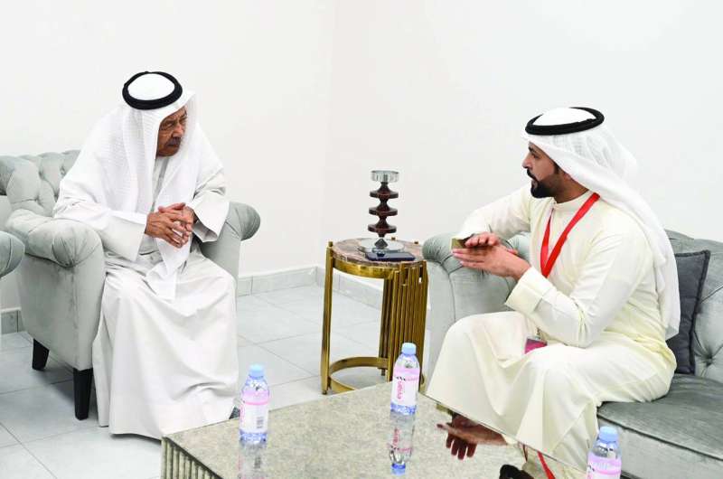 
الفرج متحدثاً للزميل فيصل التركي	 (تصوير أسعد عبدالله)
