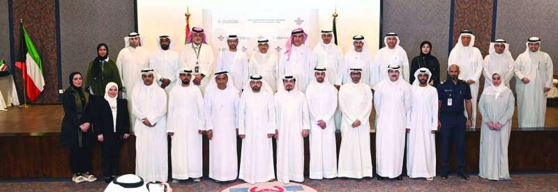 
ممثلو «إدارة الجمارك» ومجموعة موانئ أبوظبي في لقطة جماعية 	 (تصوير أسعد عبدالله)