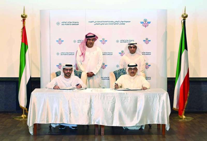 
الفهد والشامسي خلال توقيع الاتفاقية 	 
