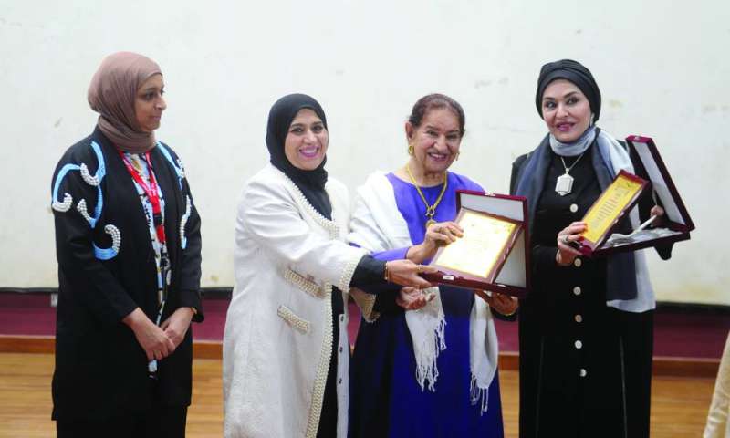 تكريم إحدى الأمهات 	 (تصوير سعود سالم)
