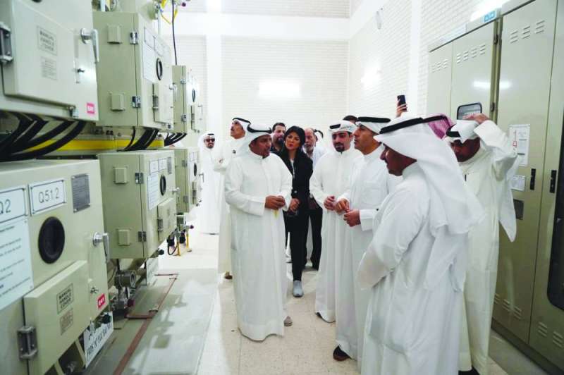 الموسى يستمع لشرح العتيبي عقب التدشين
