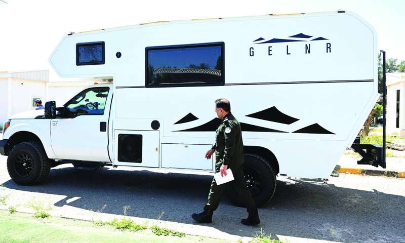 فحص مركبة للرحلات (تصوير نايف العقلة)