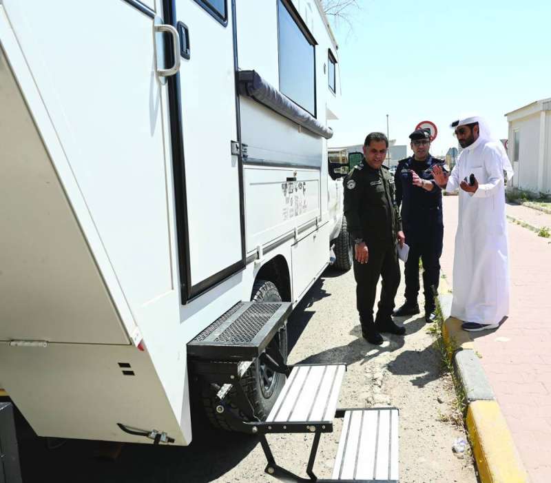 الزميل نايف كريم يطلع على كيفية فحص المركبة
