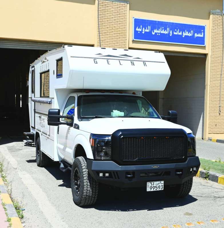 فحص المركبة بقسم المعلومات والمقاييس الدولية 	(تصوير سعود سالم)