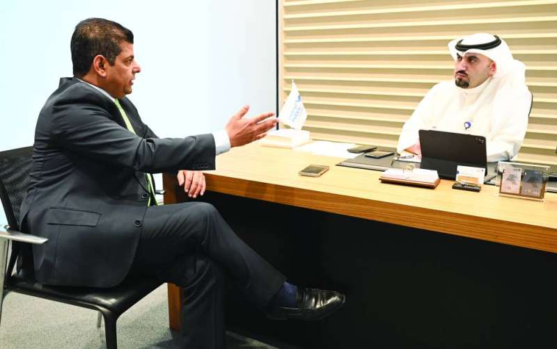 
العثمان متحدثاً للزميل رضا السناري 	 (تصوير نايف العقلة)
