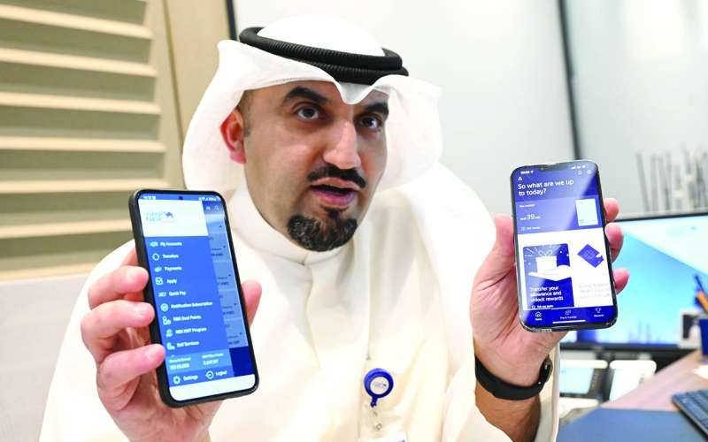 
محمد العثمان مستعرضاً خدمات «الوطني» الإلكترونية