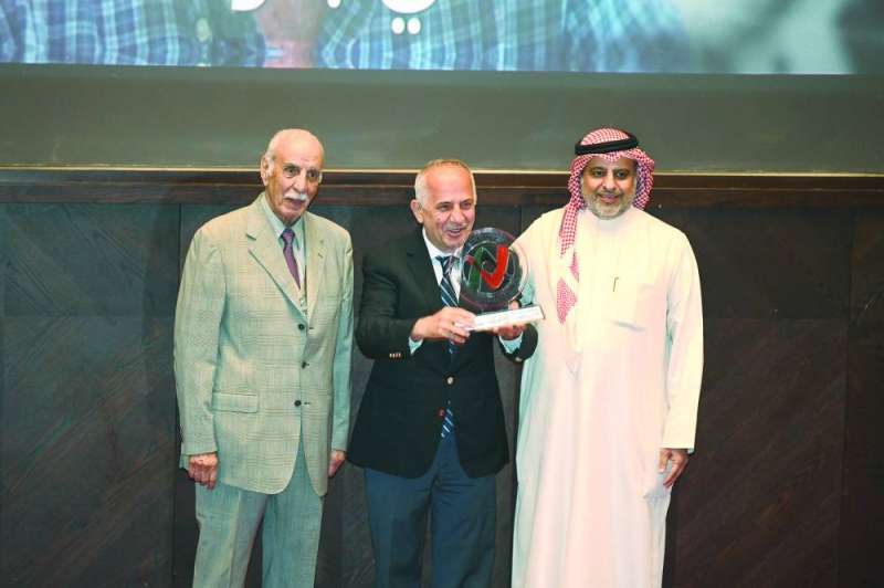 3 الزميل علي بلوط خلال تكريمه متوسطاً السنعوسي والخميس