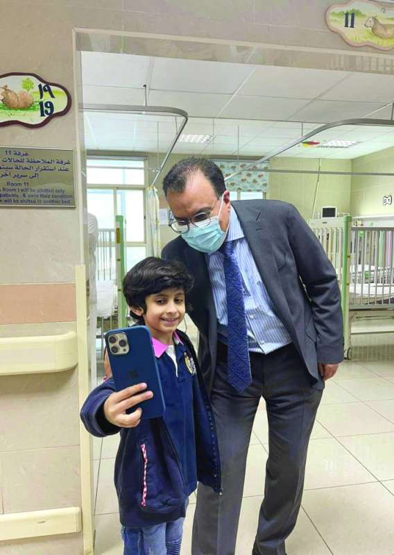 «سيلفي» للوزير السعيد مع أحد الأطفال بالمستشفى الأميري
