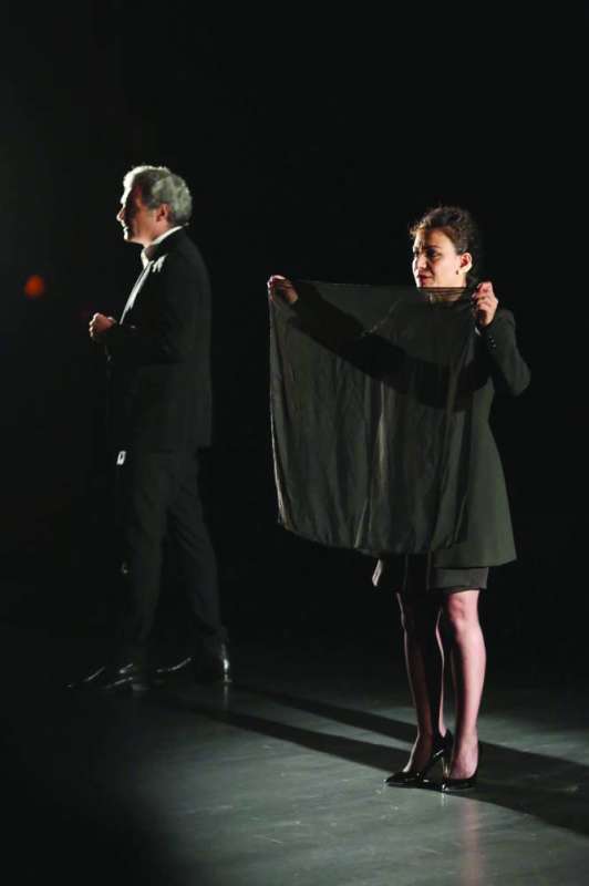 البسام وعمران خلال العرض المسرحي 