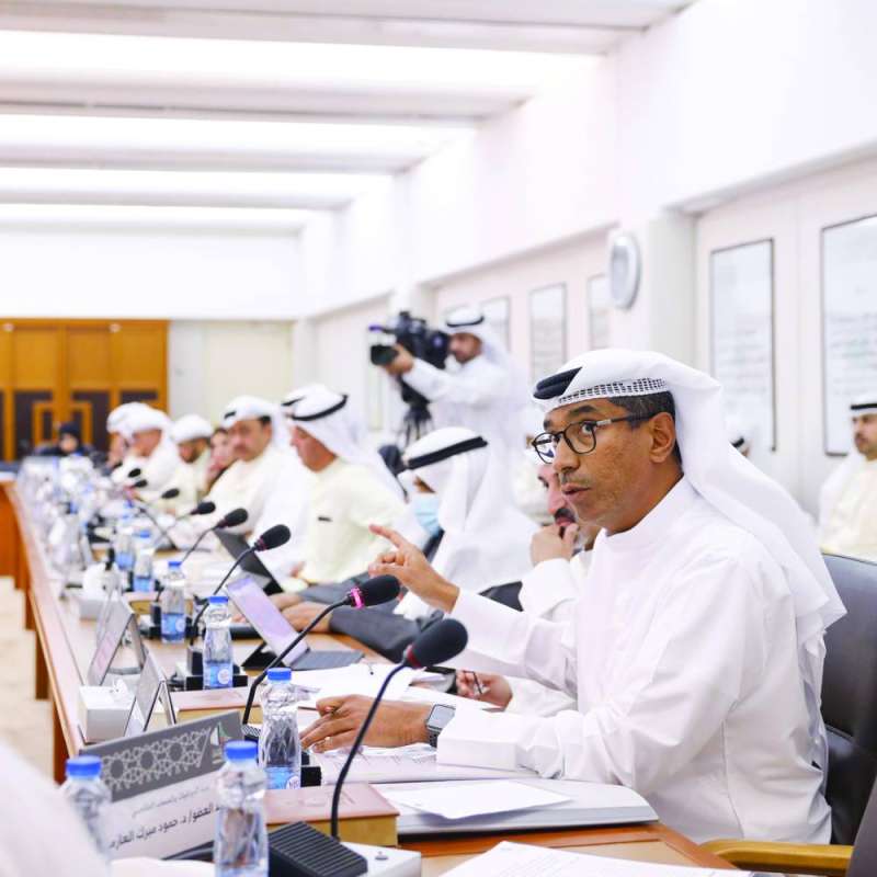 
مشعل العثمان متحدثاً في اجتماع لجنة الميزانيات أمس