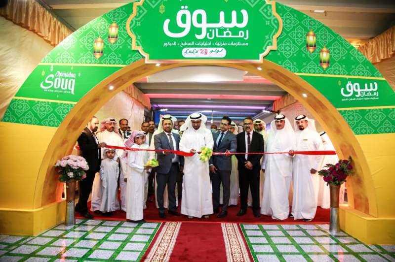 العتيبي مدشناً العروض الجديدة بحضور إدارة الشركة