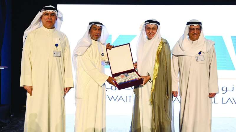 
درع تذكارية من المقاطع إلى بن ناجي	 (تصوير نايف العقلة)
