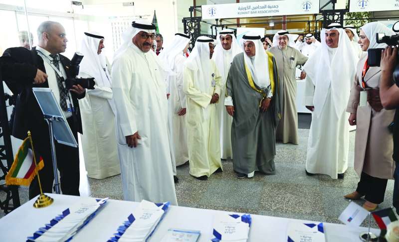 
بن ناجي والمقاطع ومسؤولو الكلية وعدد من الضيوف بجولة في معرض الملتقى
