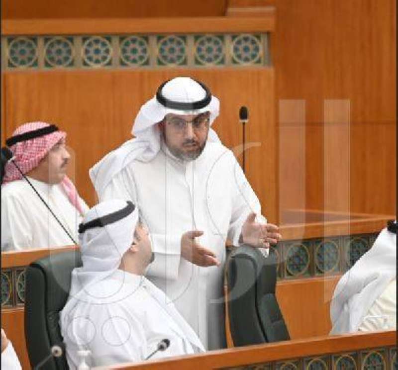 الشاهين ووزير المالية خلال الجلسة.