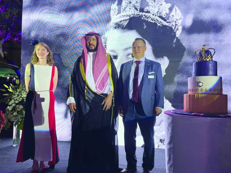 السفيرة لويس وزوجها مع الشيخ طلال الخالد

