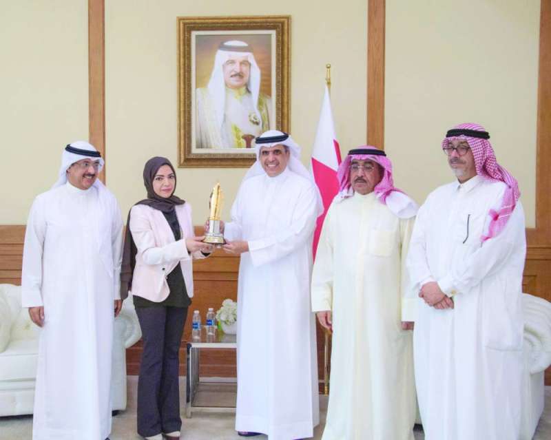 
وزير الإعلام البحريني علي الرميحي يتسلم هدية تذكارية من وفد جمعية الصحافيين الكويتية
