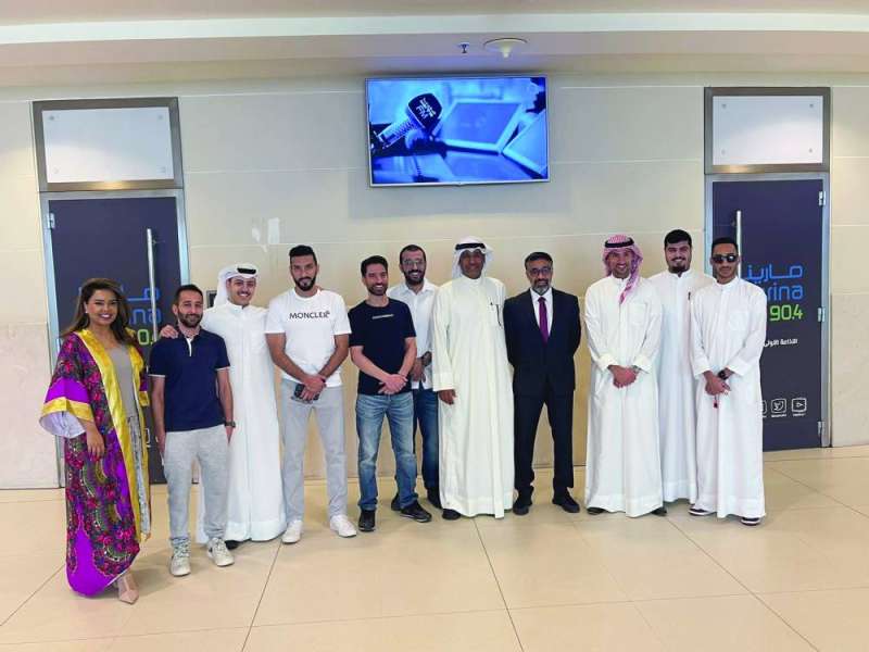 فريق «مارينا FM» في لقطة جماعية
