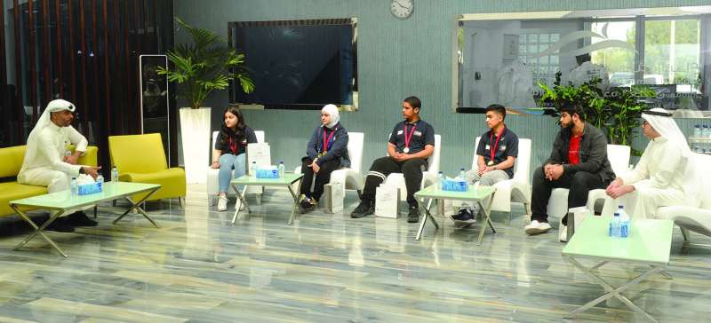 الطلبة المكرمون أثناء حوارهم مع الدكتور صالح العقيلي 	(تصوير سعود سالم)
