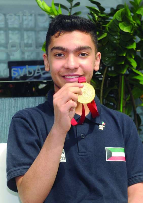 طالب مع ميداليته الذهبية